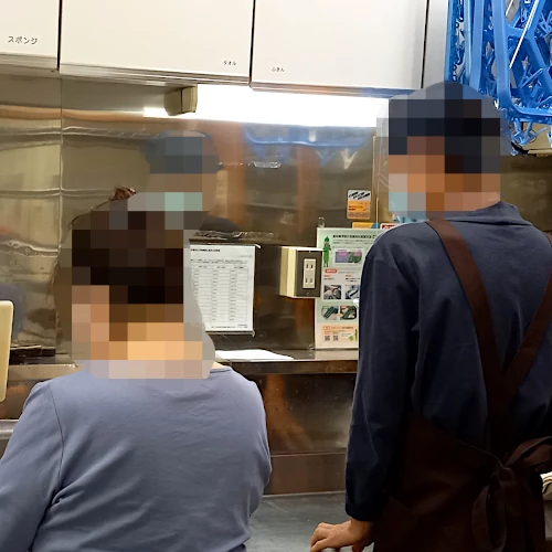 調理職員と今日の料理段取りをする利用者の写真
