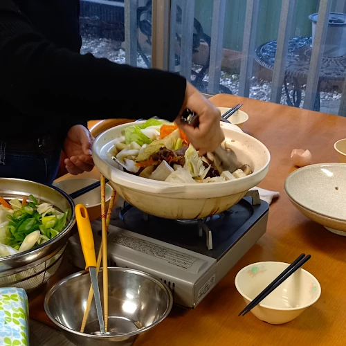 利用者がそ調理している写真