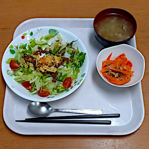 タコライス・スープ・キャロットラペの写真