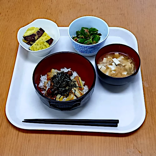 やきとり丼・味噌汁・オクラ・さつまいもの写真