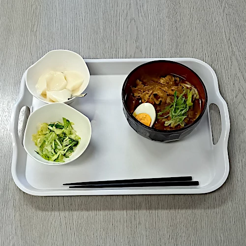 カレーうどん・サラダ・デザート(杏仁豆腐)の写真
