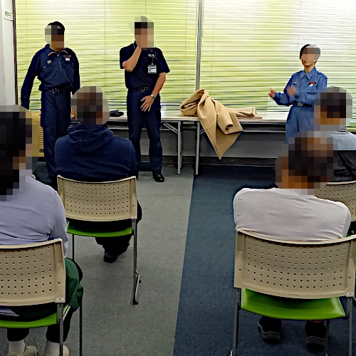 中消防署の方と消防団の方が、火災が起きた際の心構えを講義する写真