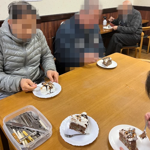 利用者のお誕生会で作ったケーキを食べている写真